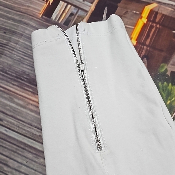 Lysse White Zippered Ankle Pants Size Medium - Picture 3 of 6